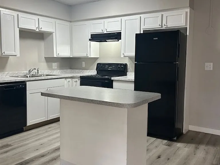 Waters Edge Apartments — Photo 39