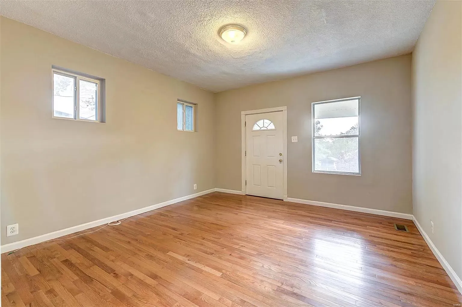 3 bed, 928 sqft, $1,350 — Photo 2