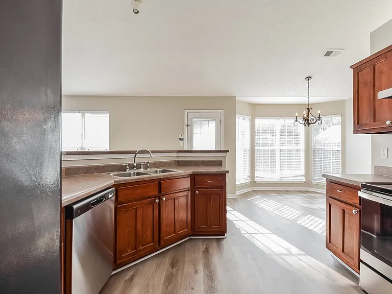 8169 Manhatten Dr — Photo 8