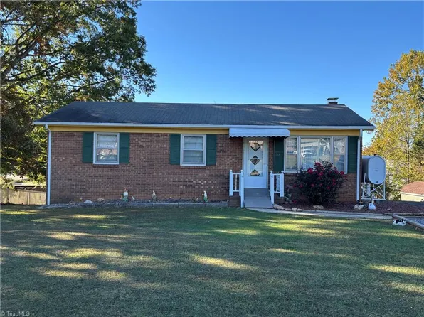 208 Holly Ave, Mount Airy, NC 27030