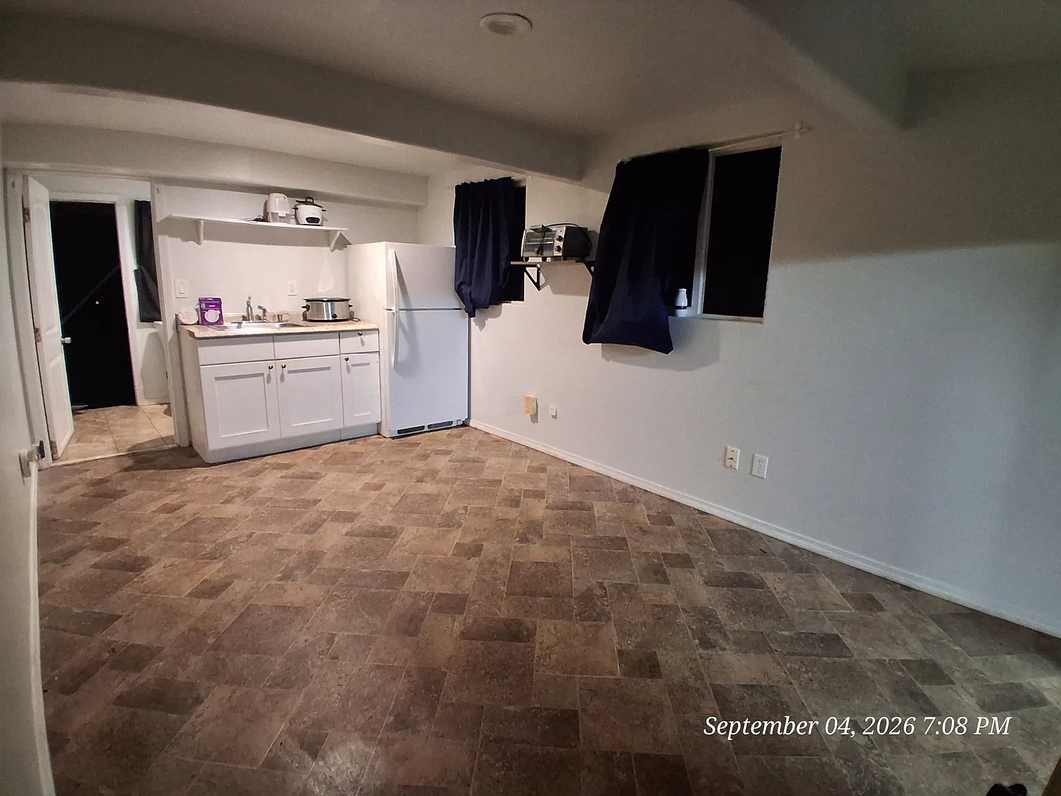 Studio, $1,000 — Photo 1