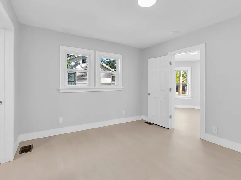 939 E County Line Rd — Photo 16