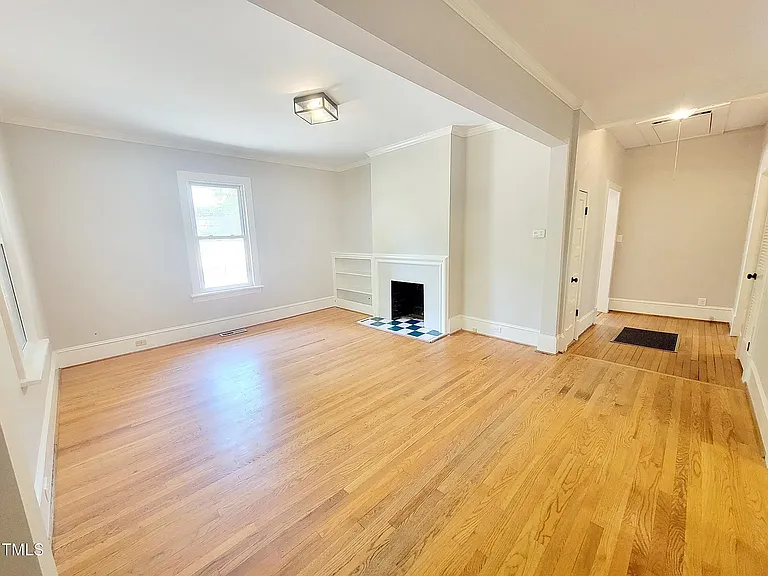 Livingroom with fireplace (non-functional)