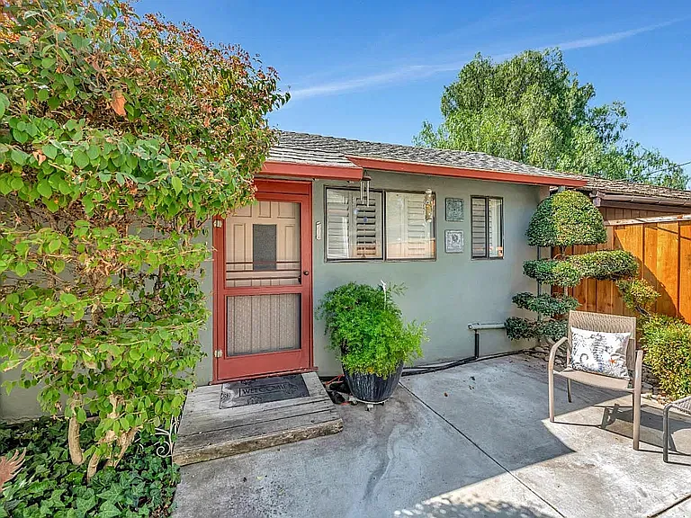 Studio, 550 sqft, $2,100 — Photo 2