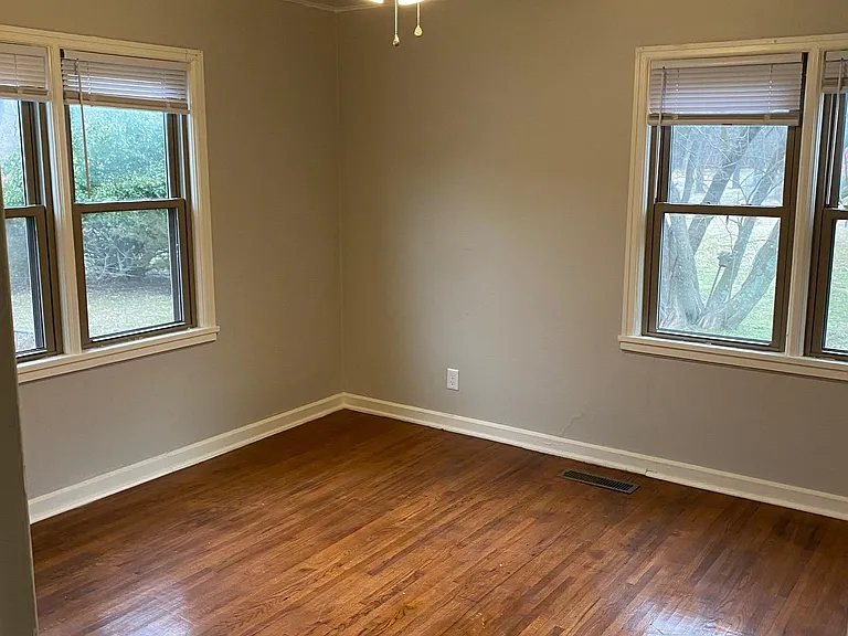 901 W University St — Photo 4
