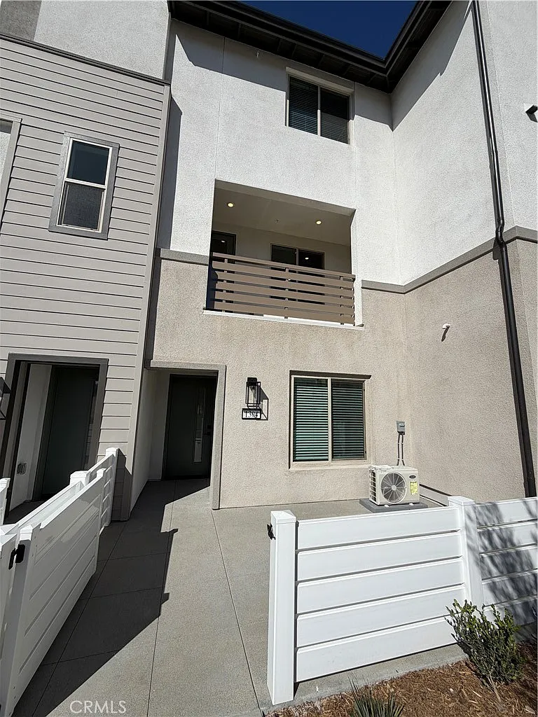 4 bed, 1732 sqft, $3,800 — Photo 1