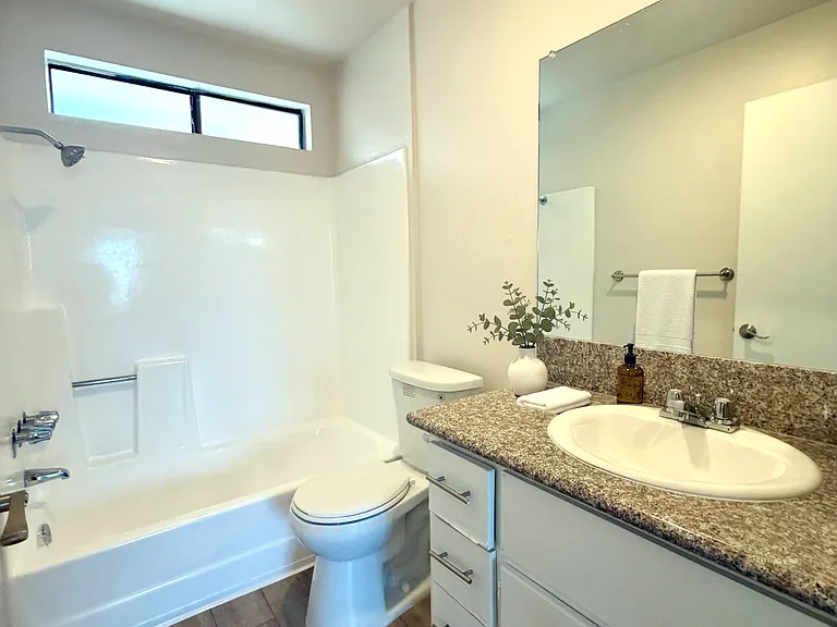 IMT 14227 Vanowen — Photo 13