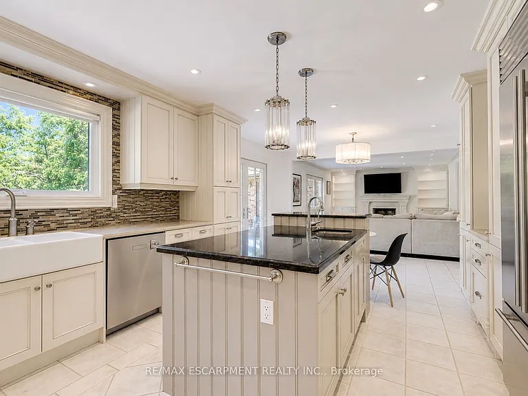 1251 Lakeshore Rd E — Photo 13