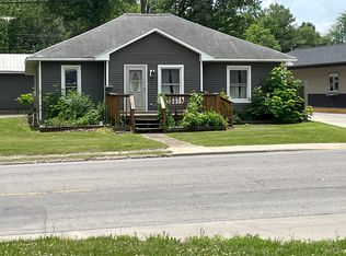 1002 E Main St, Benton, IL 62812