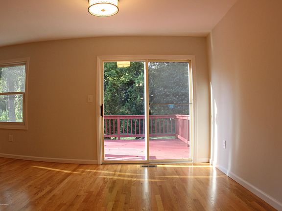 5th image of 22 Essex Dr