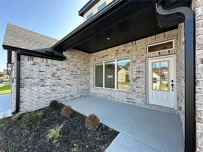 4 bed, 2017 sqft, $2,950 — Photo 2