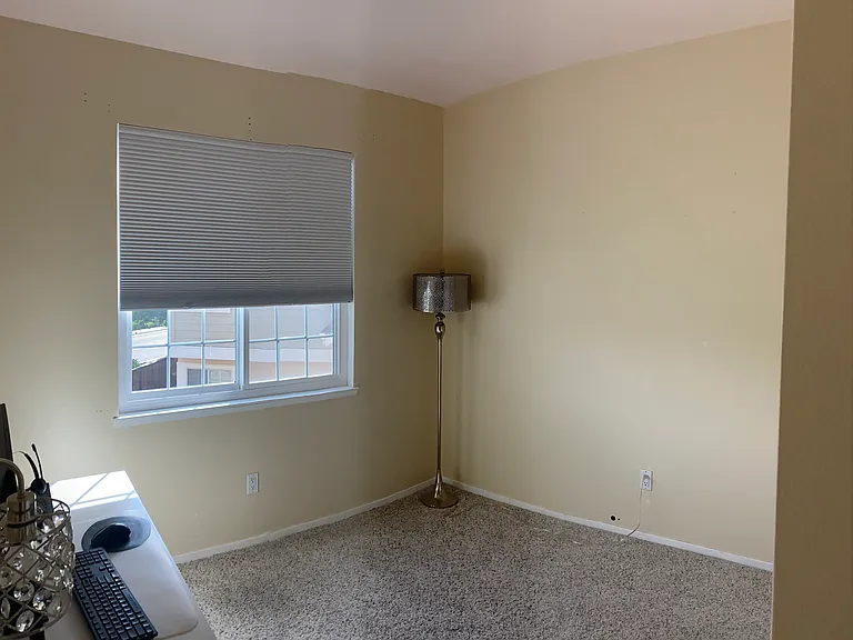 Middle Bedroom/Office