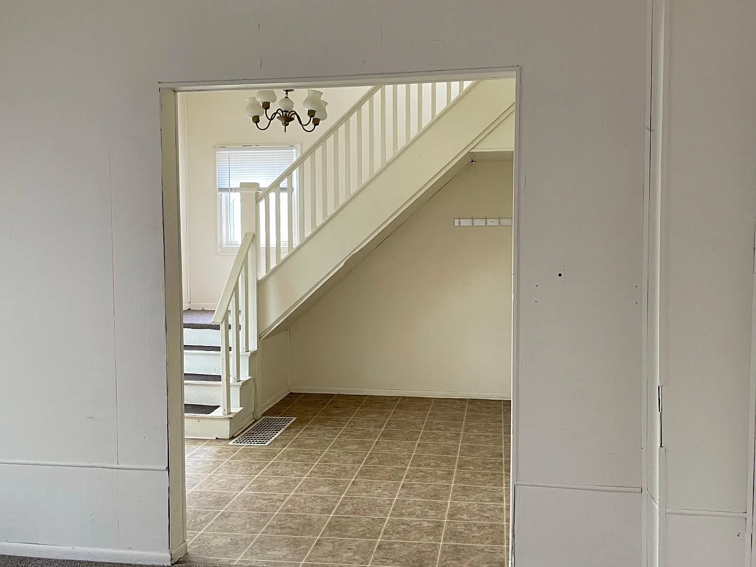 4 bed, 1300 sqft, $1,200 — Photo 2