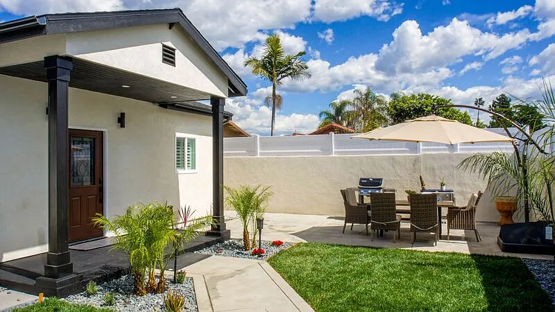 2 bed, 1.0 bath, $3,185 — Photo 2
