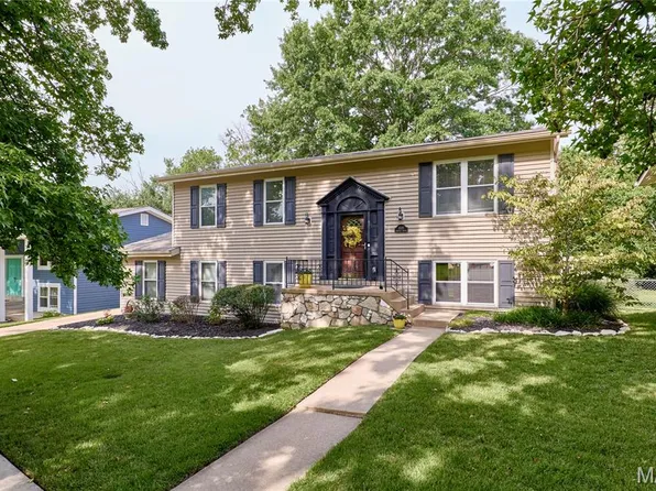 1005 Parkfield Ter, Ballwin, MO 63021