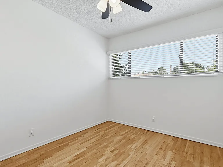 Quiet Jefferson Park Apartments Spacious, Secure & Centrally Located — Photo 7