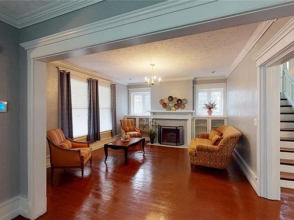 4th image of 130 Oxford Ave