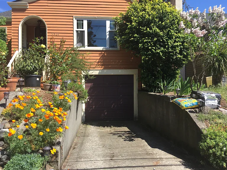 5524 25th Ave NE — Photo 1