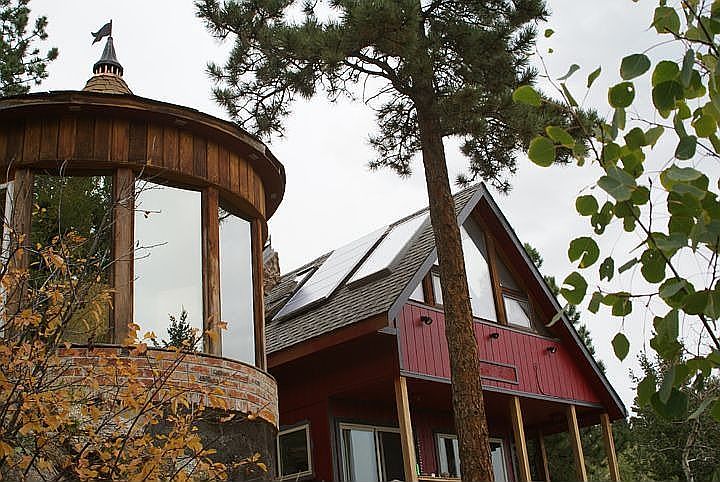 Gazebo guest room (left) and front of house