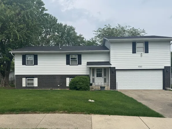 9383 Roosevelt St, Crown Point, IN 46307