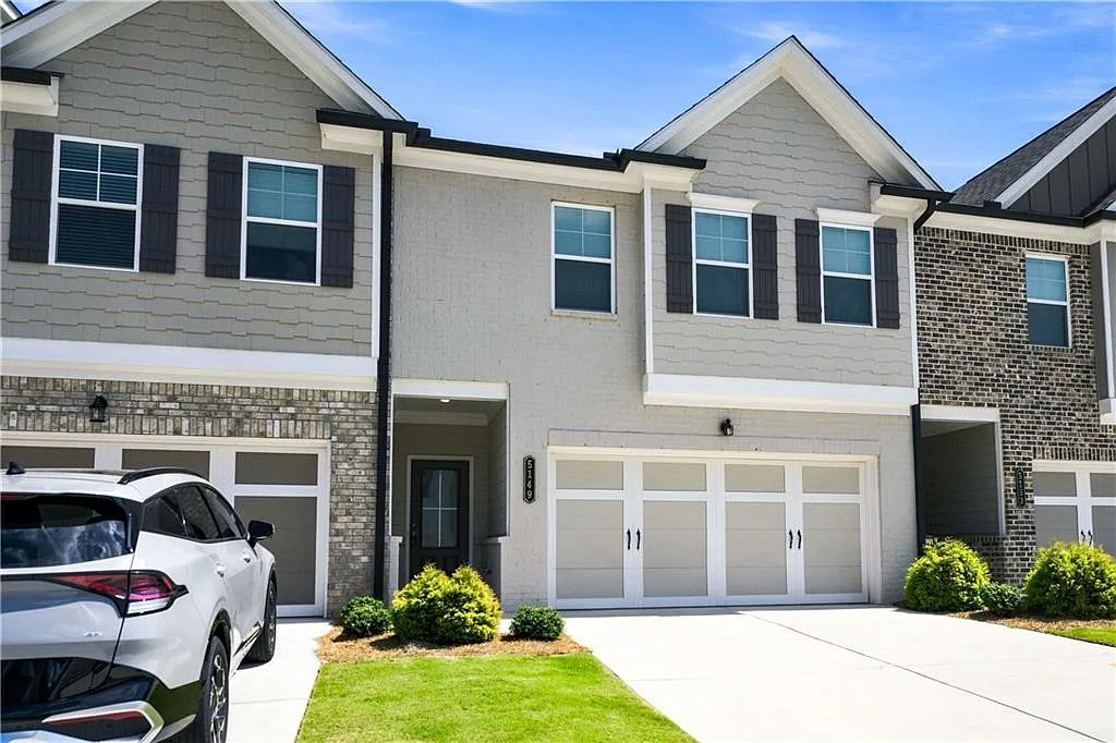4 bed, 2.5 bath, 1966 sqft, $2,200 — Photo 1