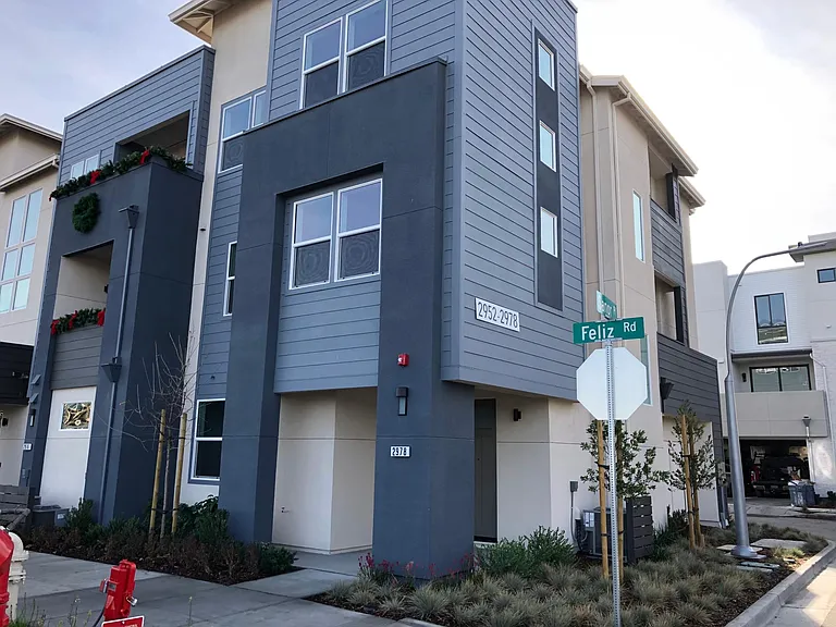 End-unit Town Home