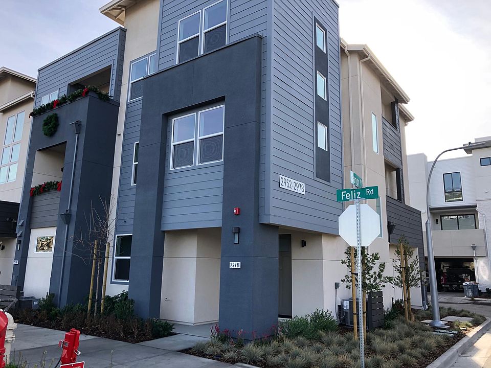 End-unit Town Home