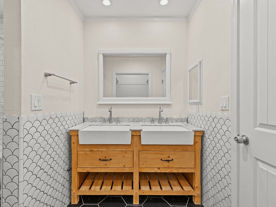 Primary en-suite bath - double vanity