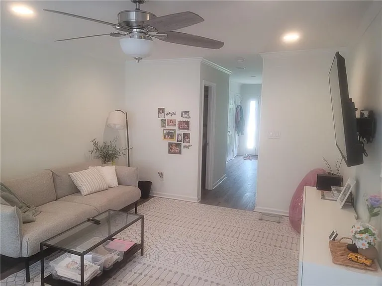 838 Heritage Sq — Photo 3