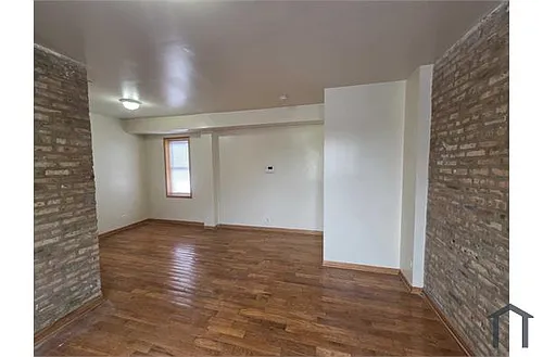11027 S King Dr Photo 1