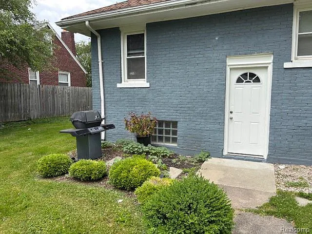 2 bed, 1.0 bath, 816 sqft, $1,325 — Photo 3