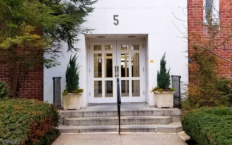 1st image of 5 Roosevelt Pl #C001m-113