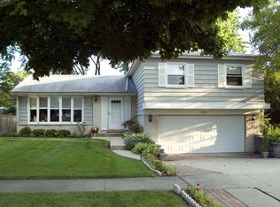 1759 E Camp McDonald Rd, Mount Prospect, IL 60056