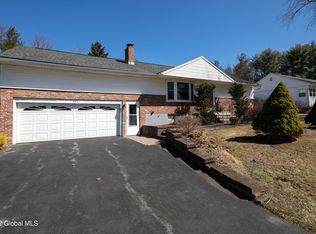 242 Pinewood Dr, Schenectady, NY 12303