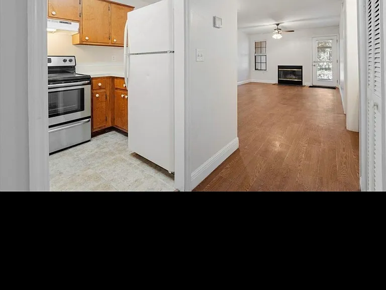 1101 Green Tree Ct #B — Photo 5