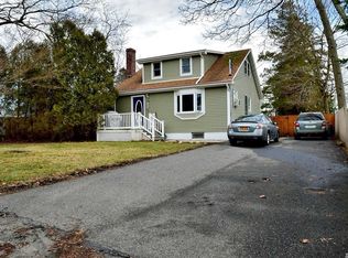 9 Hemlock Rd, Rocky Point, NY 11778