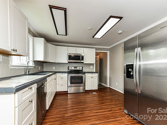 2nd image of 632 Moran St