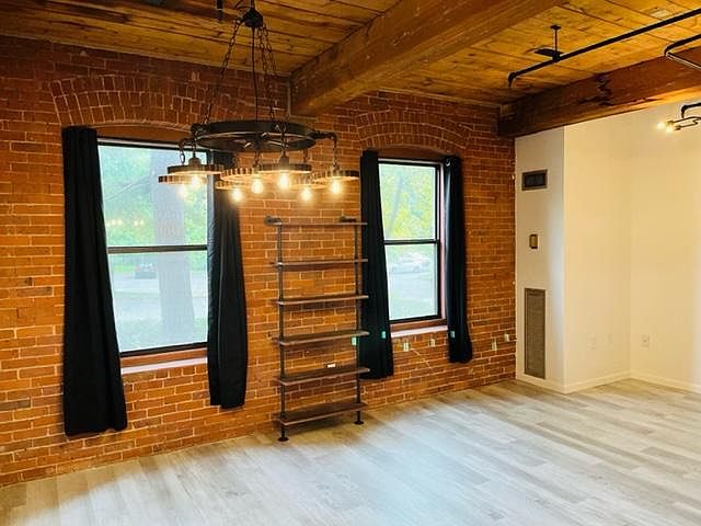 1st image of 222 Williams St E APT 215