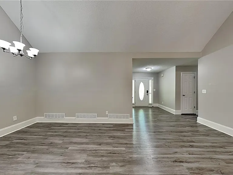 755 Abbington Ln — Photo 4