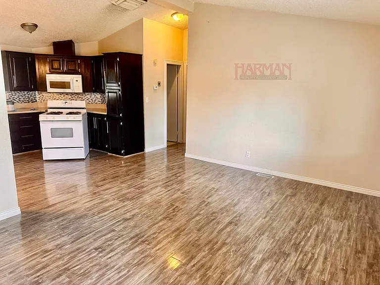 863 S Artesian Rd — Photo 5