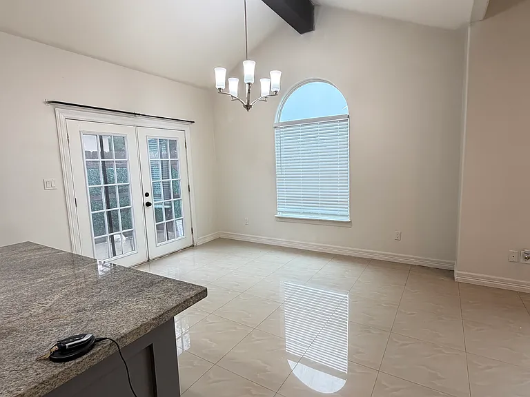 4627 N Dogwood St — Photo 3