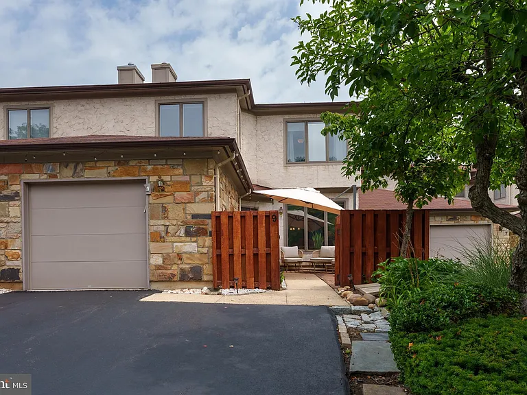 9 Woodmont Dr — Photo 2