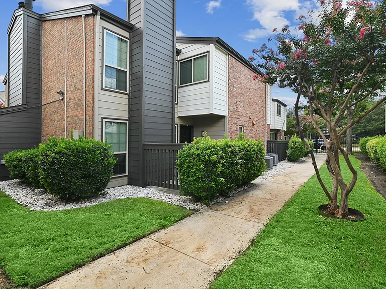 Davenport Apartments — Photo 17