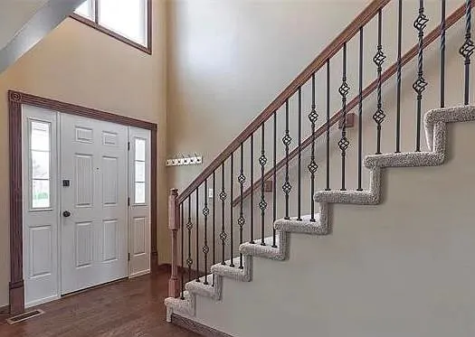 4 bed, 2.5 bath, 2747 sqft, $2,600 — Photo 2