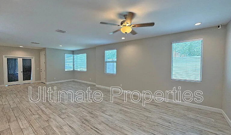 835 N 110th Ave — Photo 10