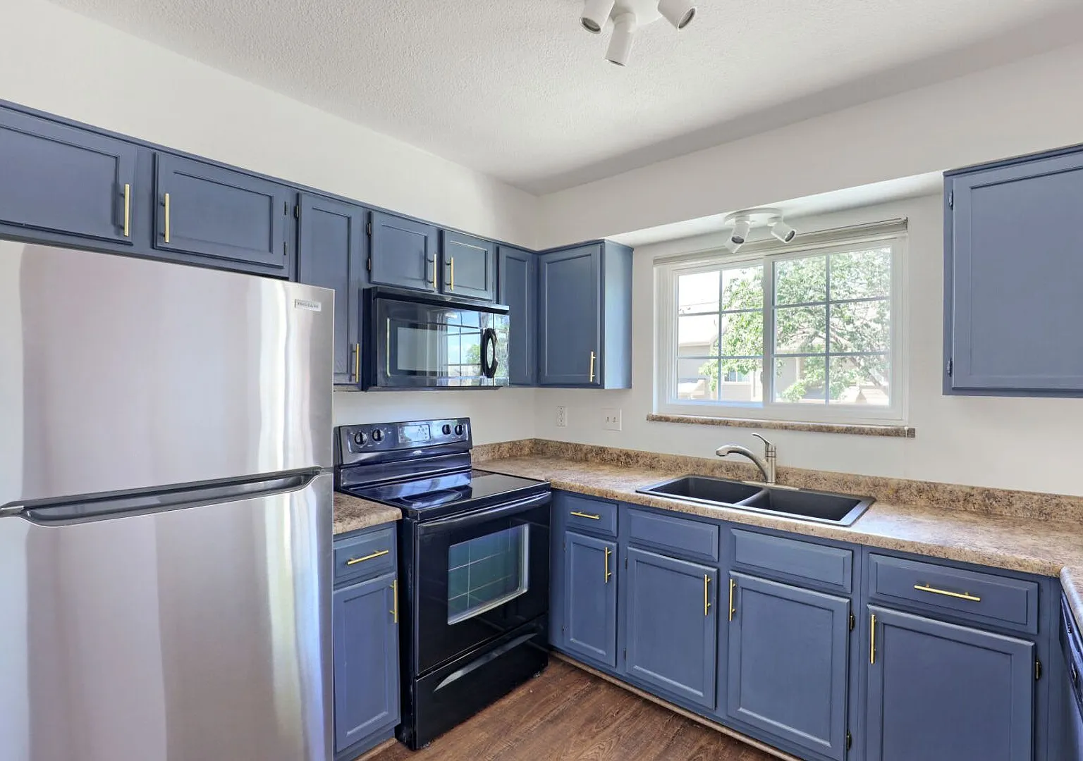 Bright and Spacious Townhome Near High Line Canal with 2 Primary Suites and an Oversized 2-Car Ga... — Photo 4