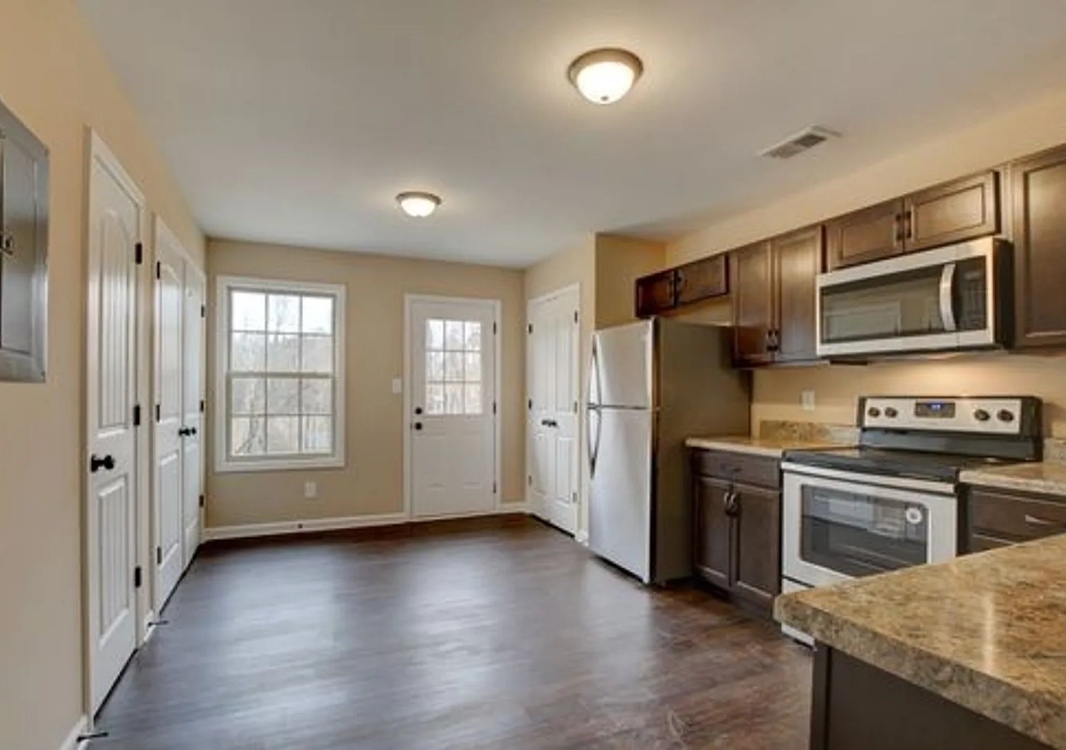 250 Fairview Lane — Photo 4
