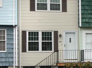 90 Roper St #D, Lowell, MA 01852