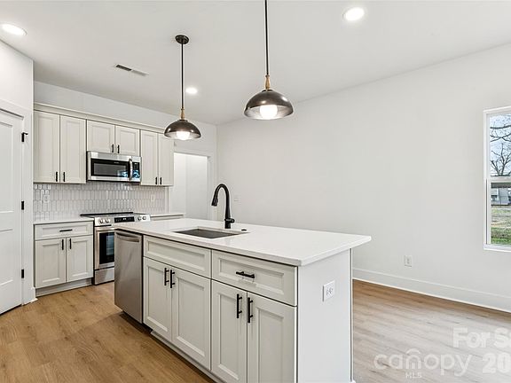 4th image of 515 Oates St