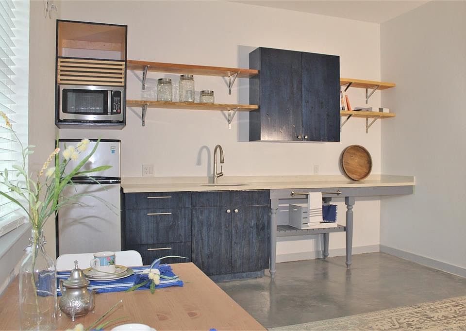 1st image of 802 University Ave #10
